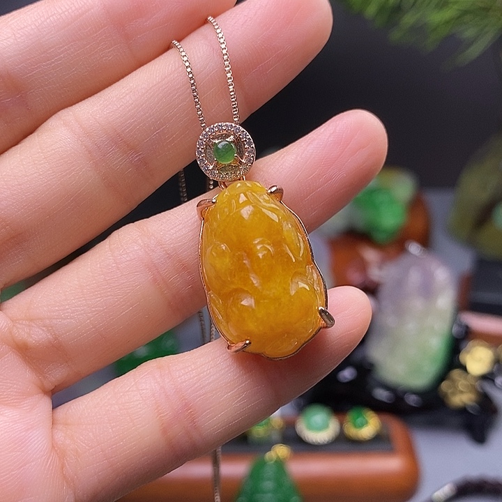 翡翠未镶嵌吊坠(赠链)