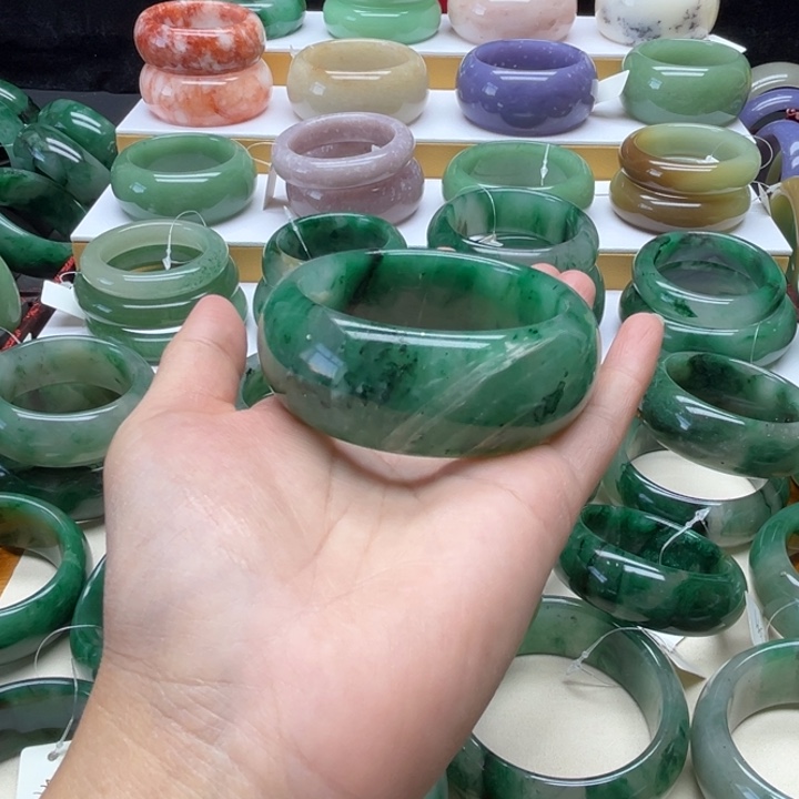 兰***石英质玉（非洲翠）未镶嵌手镯