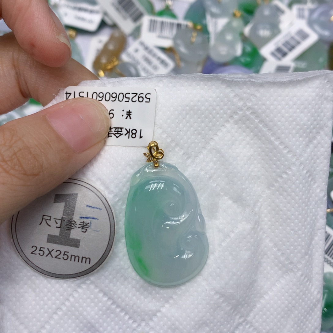 颈饰18K金镶嵌翡翠