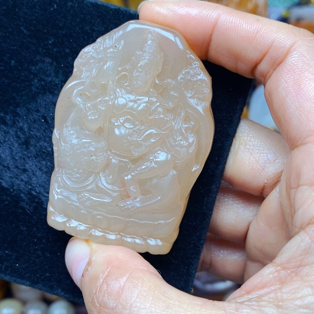 石英质玉（黄龙玉）未镶嵌颈饰