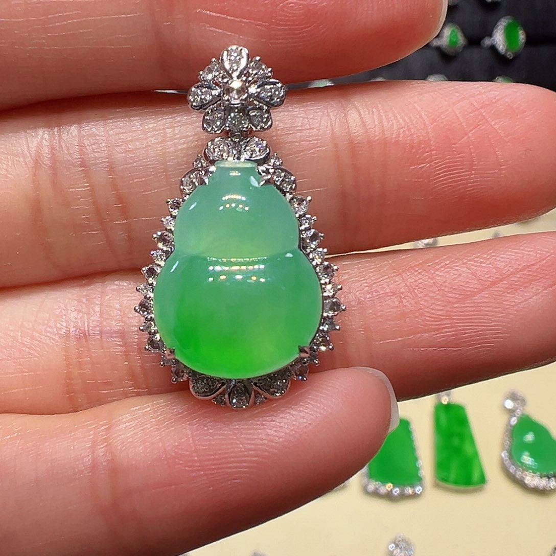 翡翠颈饰18K金镶嵌吊坠