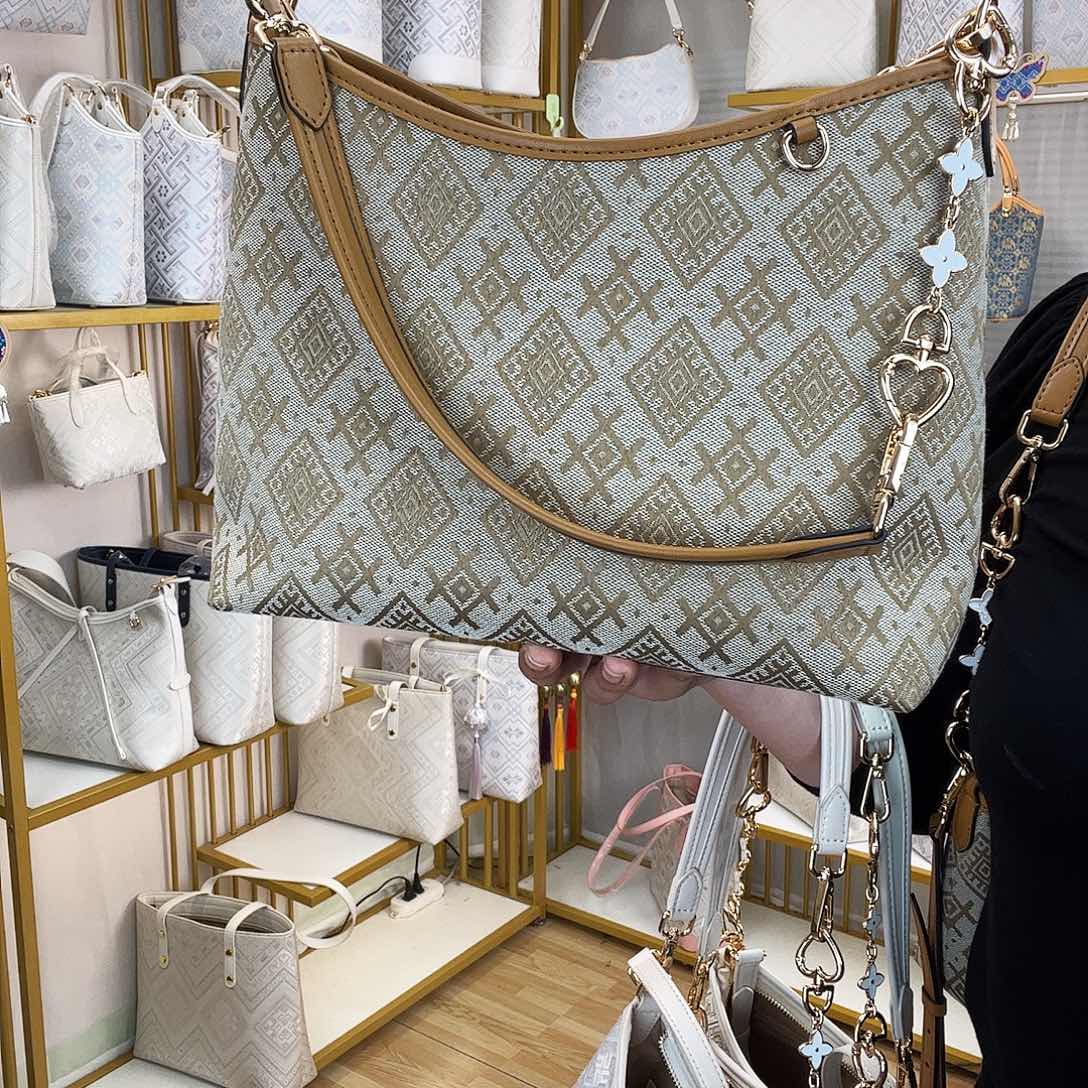 蚕丝井字纹大号流浪包