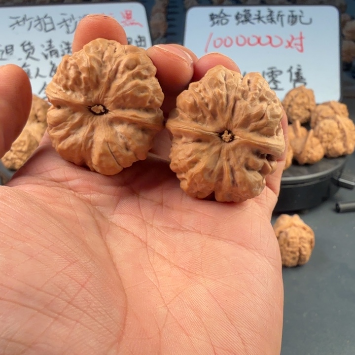 霹***儿吊坠文玩核桃蛤蟆的眼睛是真的好看