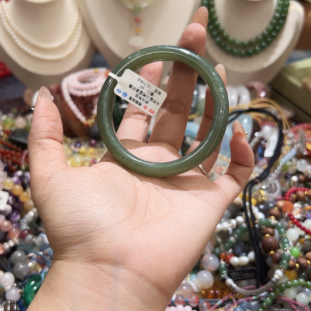 未镶嵌手镯和田玉只***?