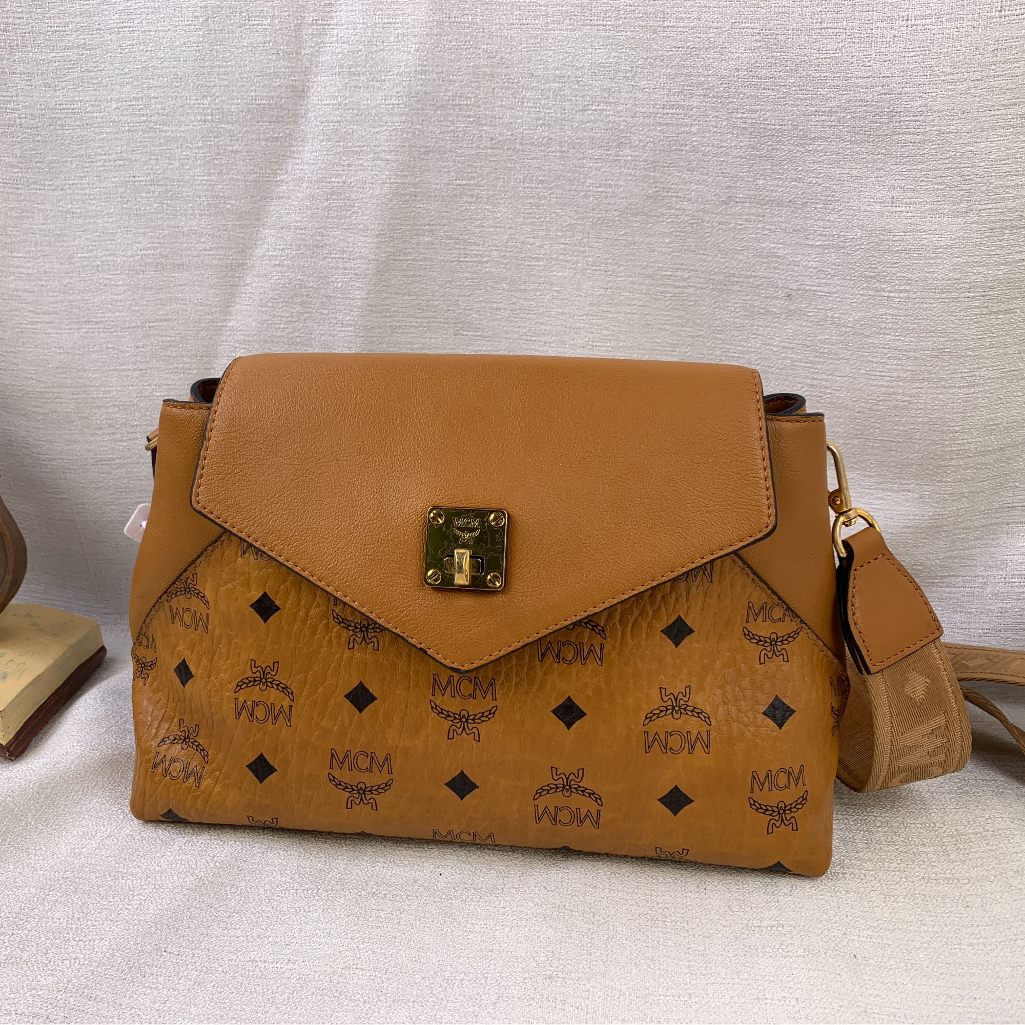 95新 MCM 干邑色翻盖斜跨包/AR11629213/9213