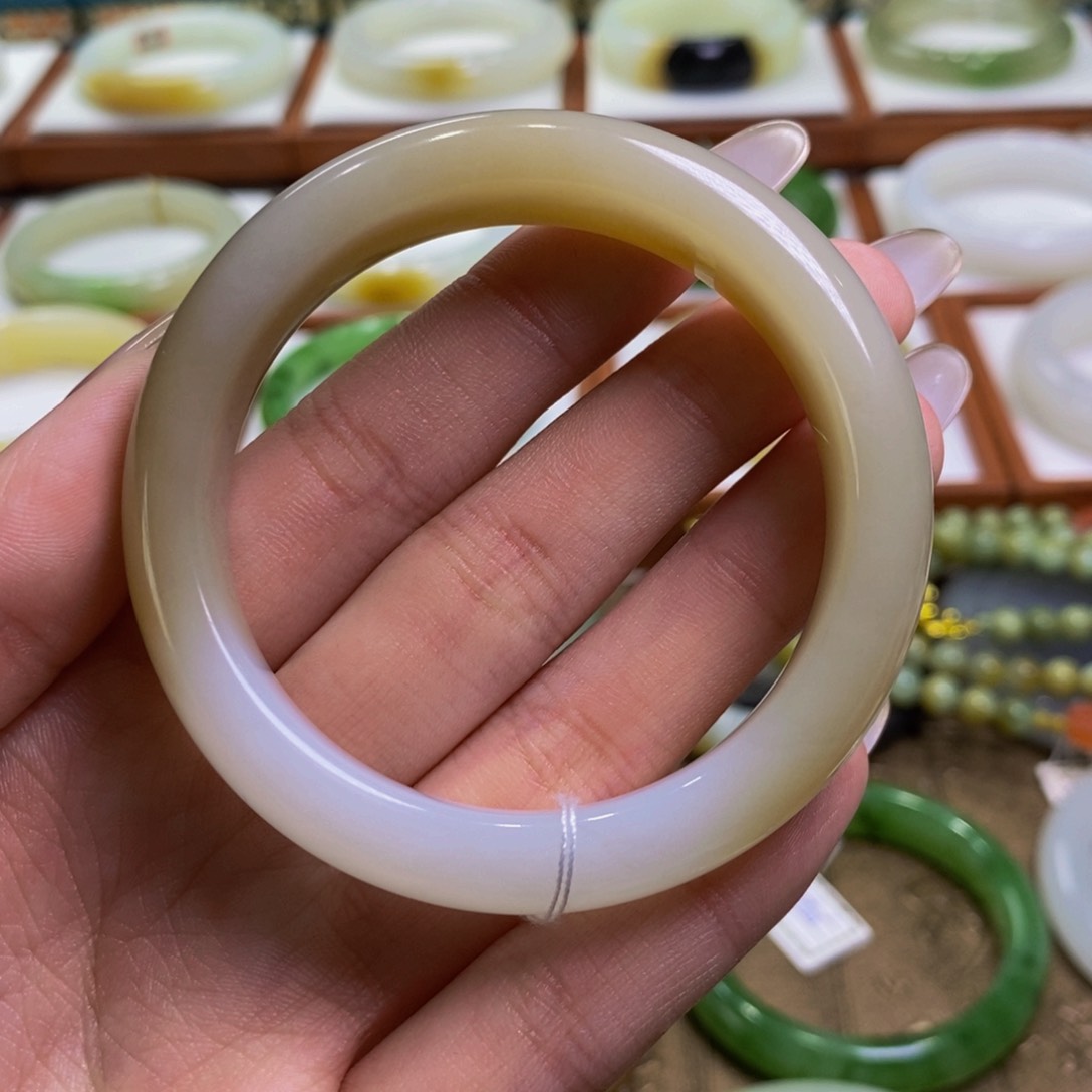 和田玉手镯未镶嵌且末糖白咖啡糖52-53