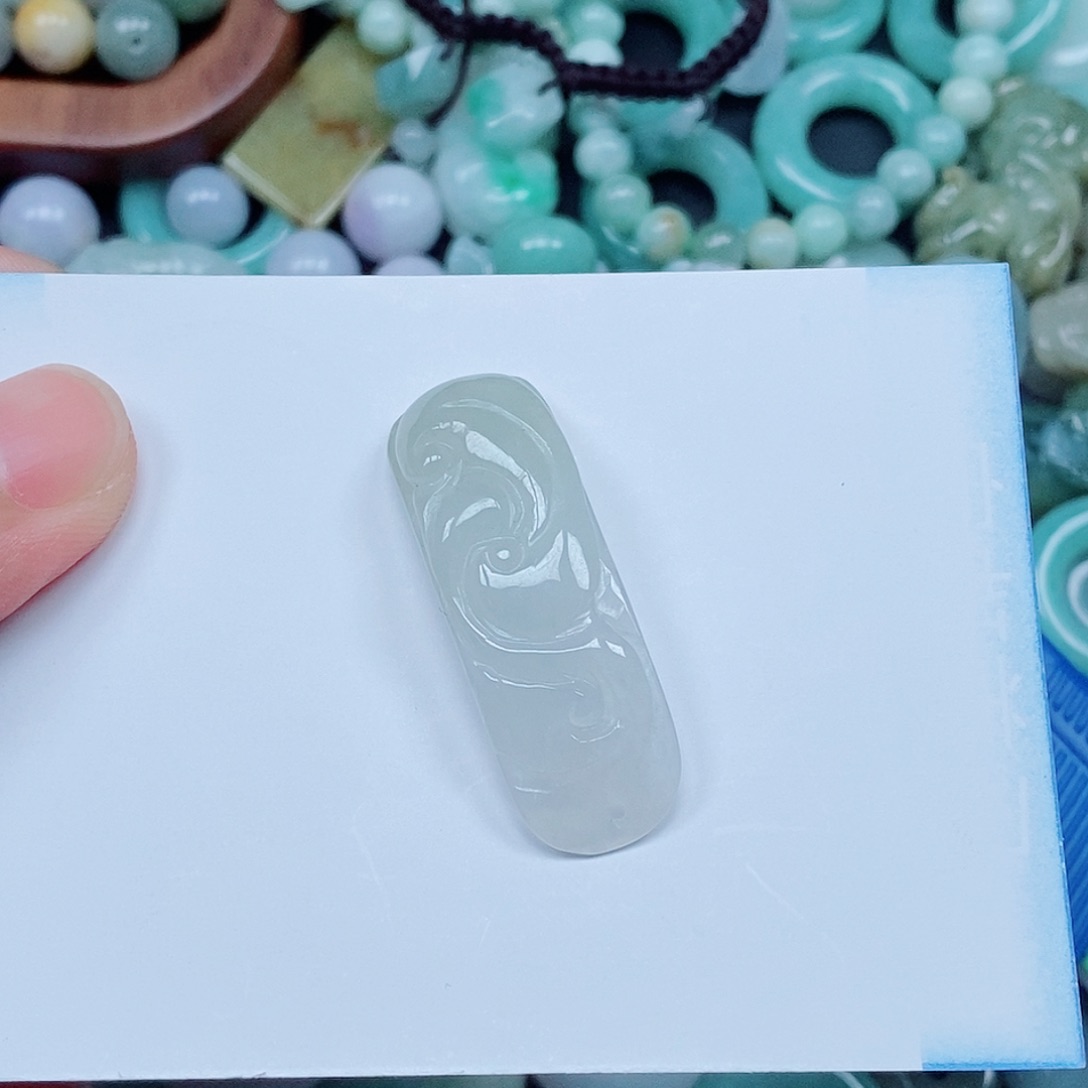 翡翠未镶嵌颈饰如意