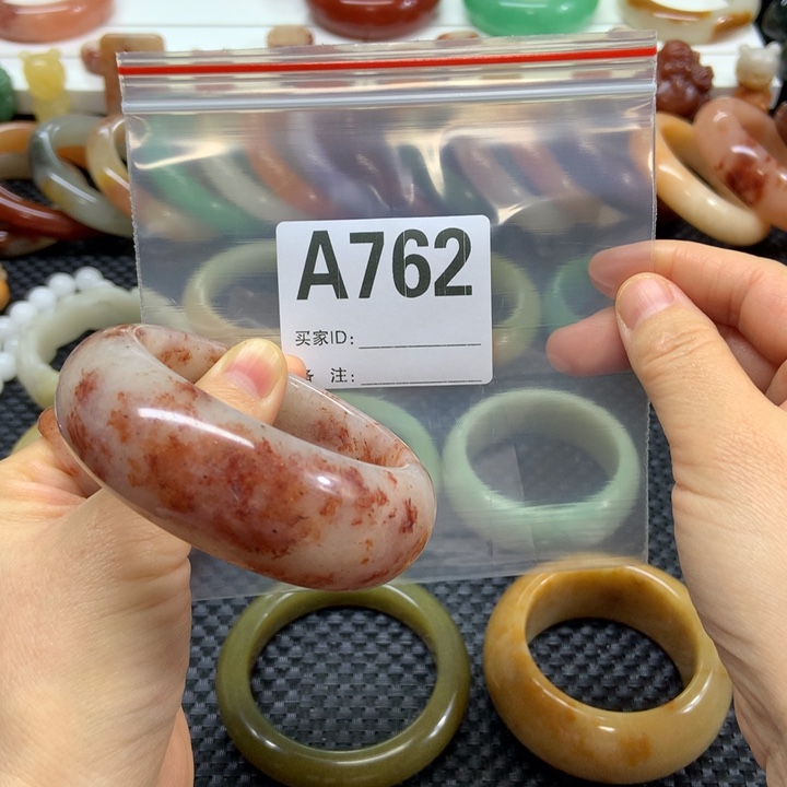 奶***兔石英岩玉未镶嵌手镯