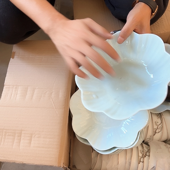 微瑕不退不换不补发 青玉花瓣盘4只