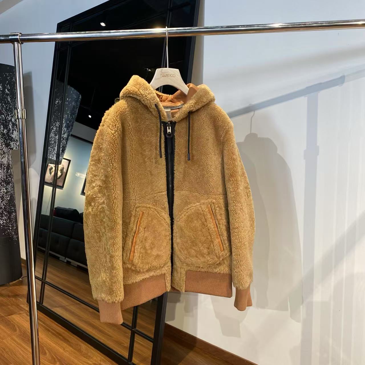 MNFK 2025款皮革大衣 PC0044