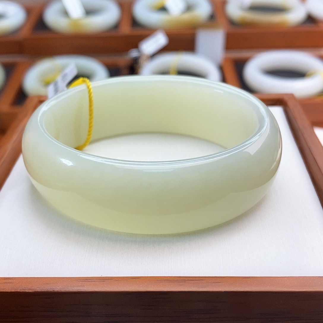 和田玉（白玉）手镯未镶嵌大*亮