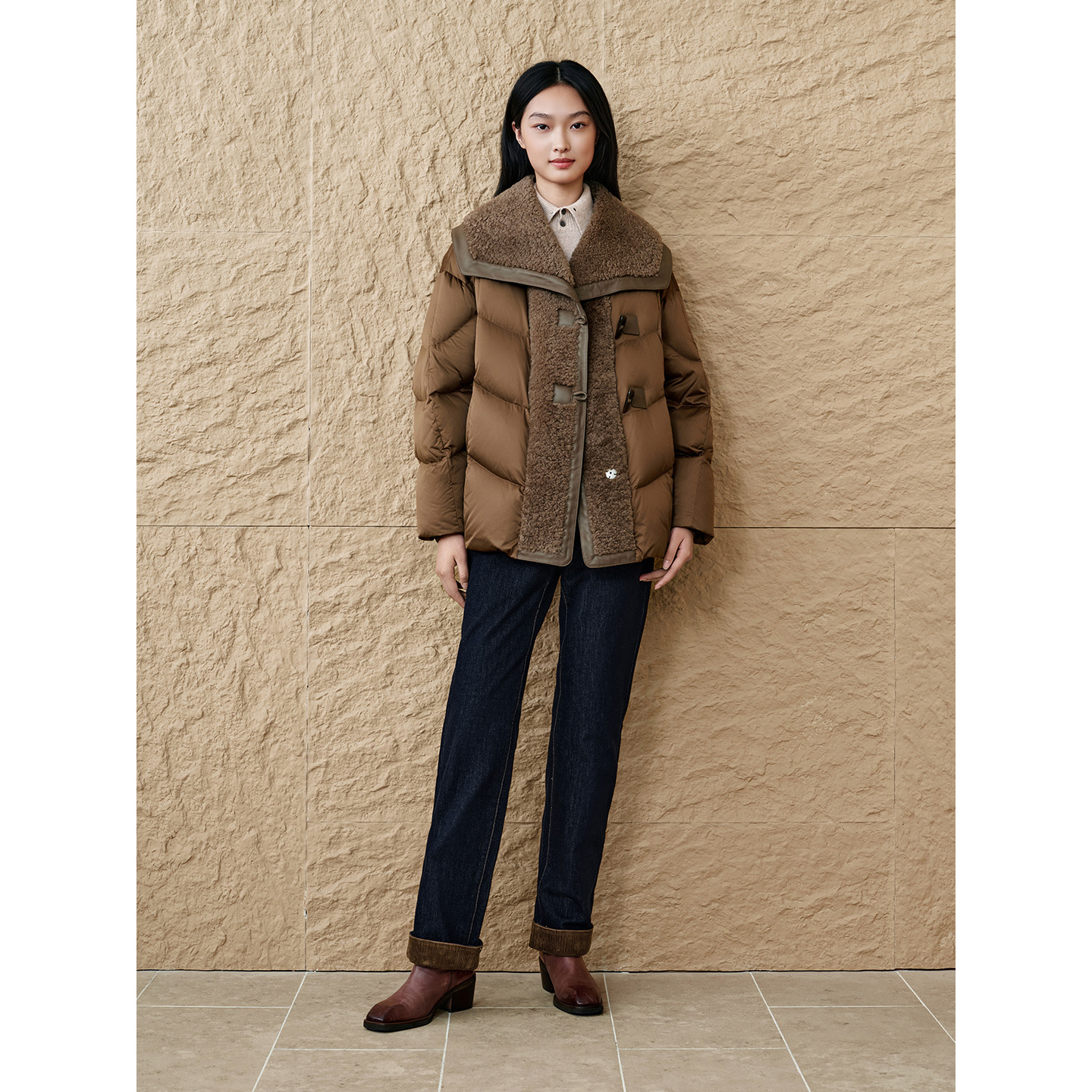 INSUN恩裳2025冬巴恩风立领抽绳收腰肌理感羽绒服马夹9C65508750