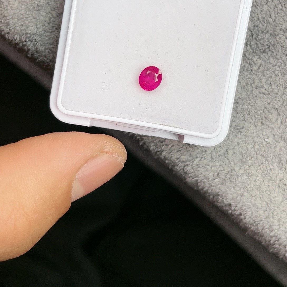 红宝石裸石未镶嵌0.712Ct。