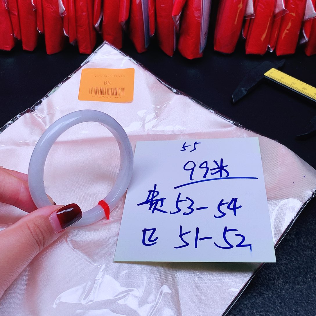 翡翠未镶嵌手镯55。    