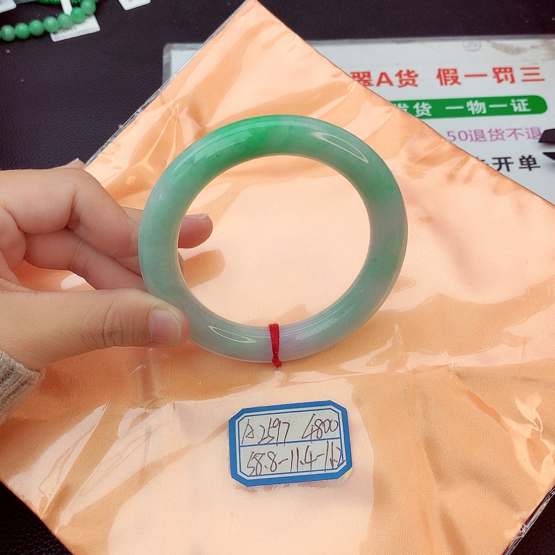 翡翠手镯未镶嵌翡翠