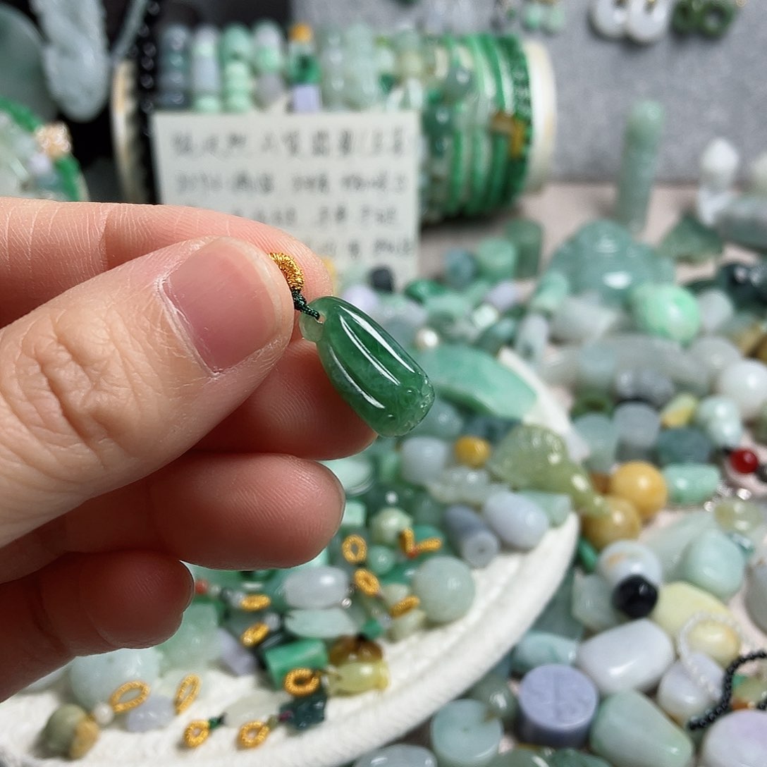 翡翠颈饰未镶嵌莲蓬