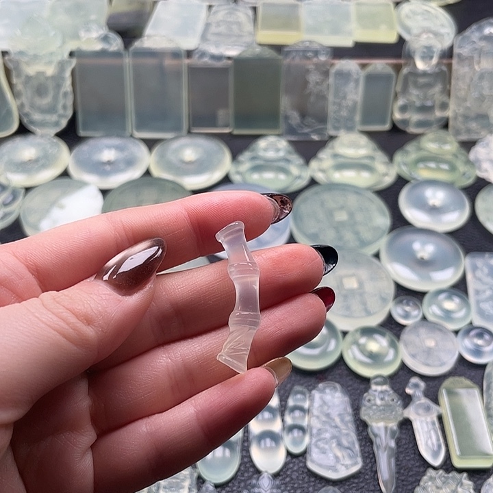 岫玉未镶嵌颈饰竹节