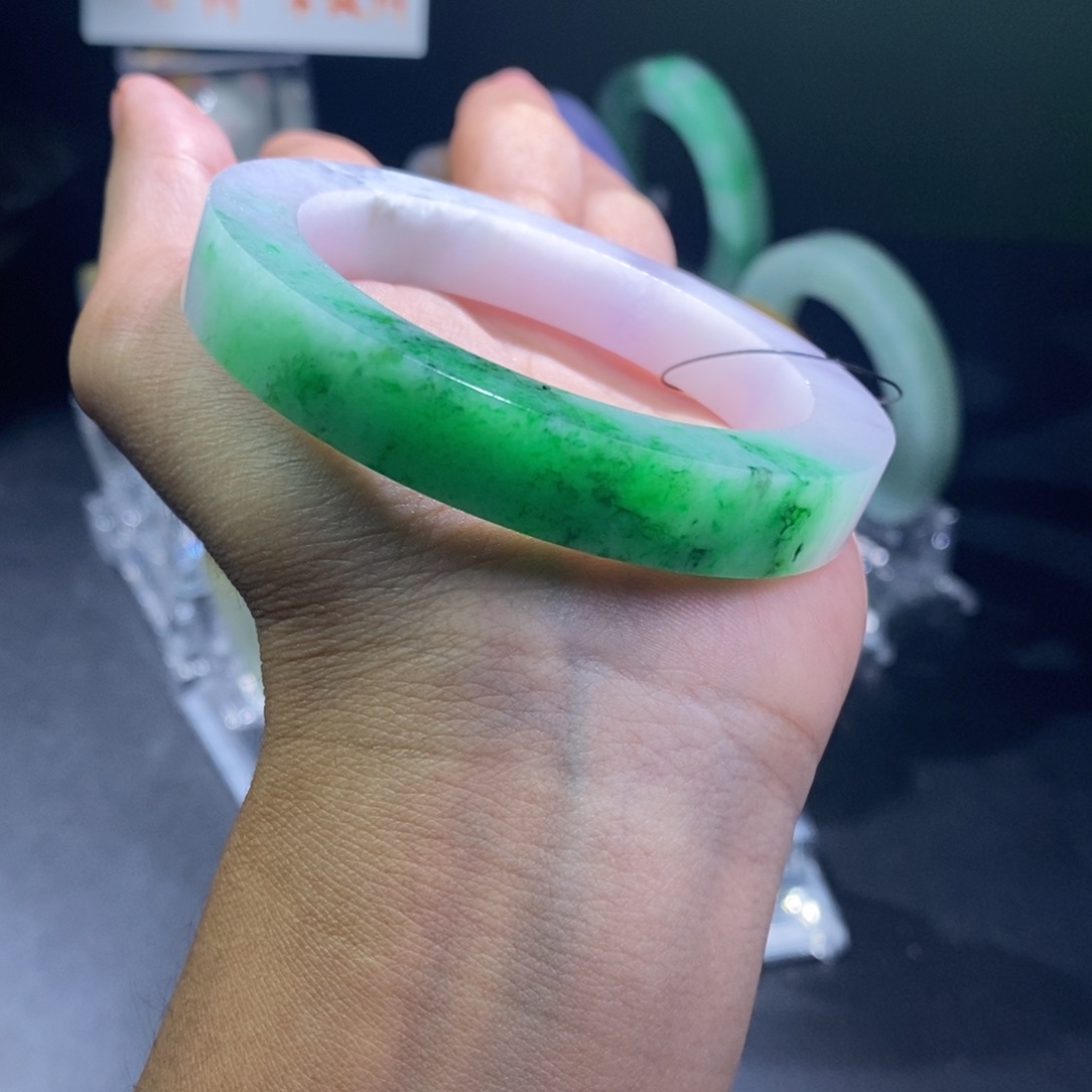 未镶嵌翡翠手镯定制翡翠同***人