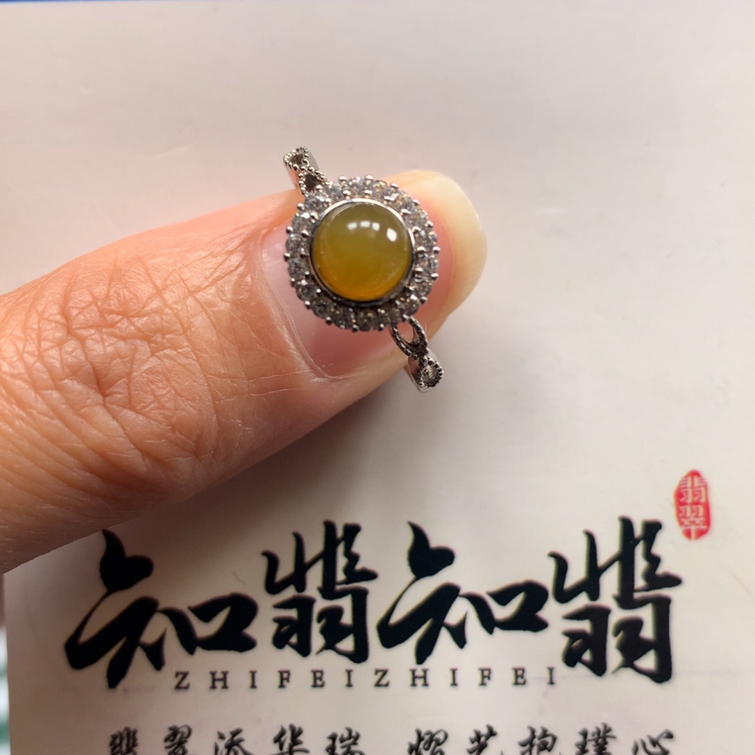 翡翠颈饰银S925镶嵌黄翡蛋面戒指