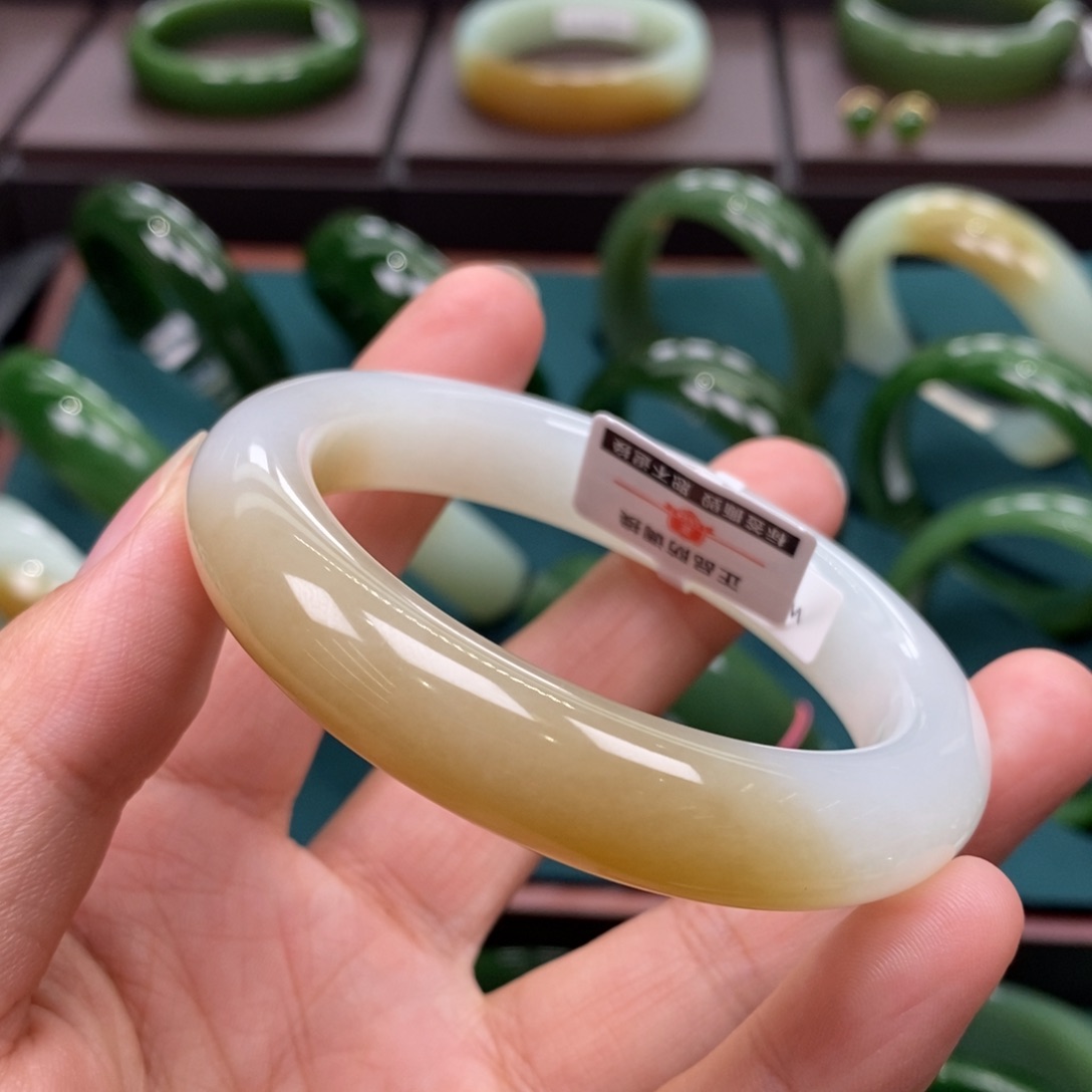 和田玉（糖玉）未镶嵌手镯
