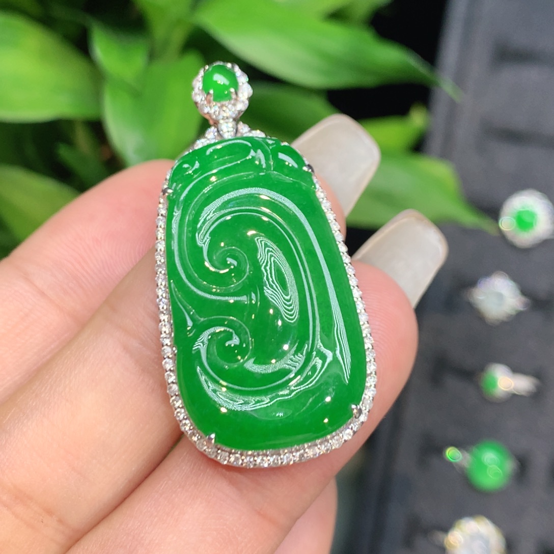 翡翠18K金镶嵌颈饰