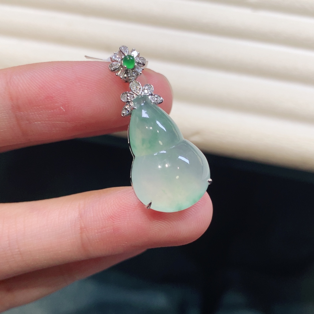 翡翠18K金镶嵌颈饰葫芦