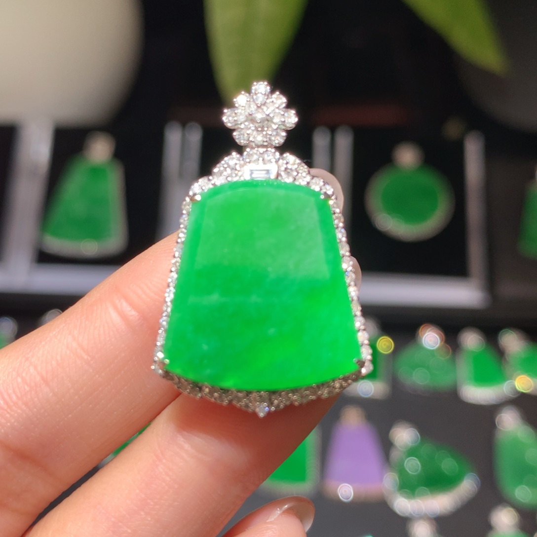 翡翠18K金镶嵌颈饰翡翠