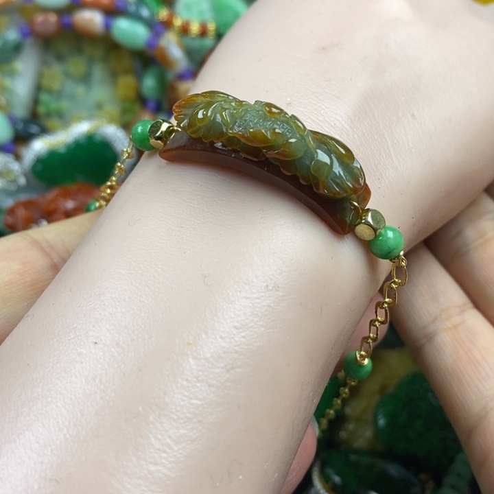 翡翠未镶嵌吊坠(赠链)