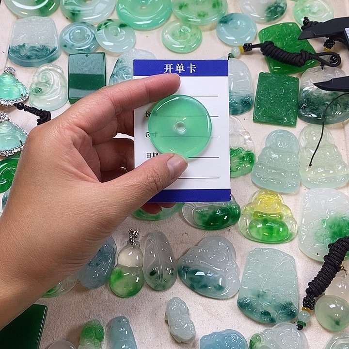 翡翠未镶嵌颈饰平安