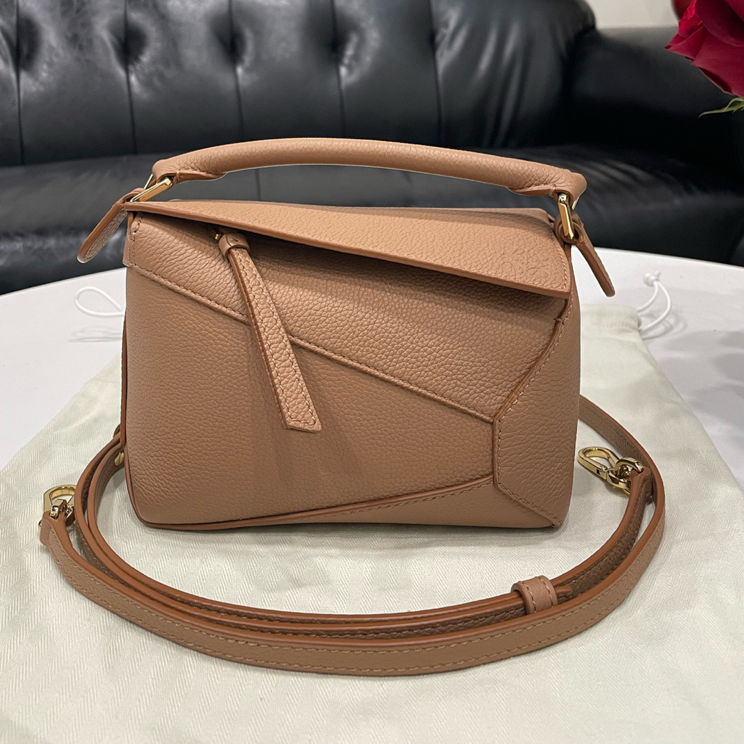 99新 LOEWE/罗意威 几何mini太妃糖色斜挎包/25新款