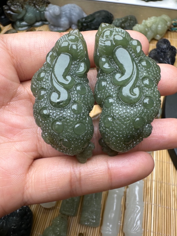和田玉金蟾一对挂件