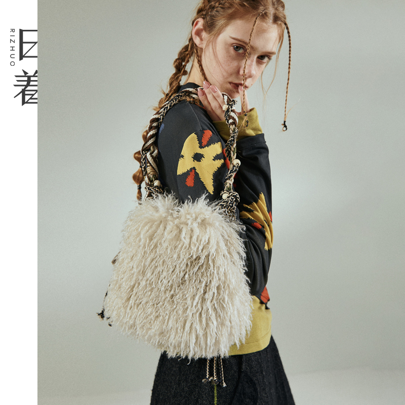 日着趣雪怪米毛绒包2025秋季新款编织手提带通勤手提包女RD8404B0