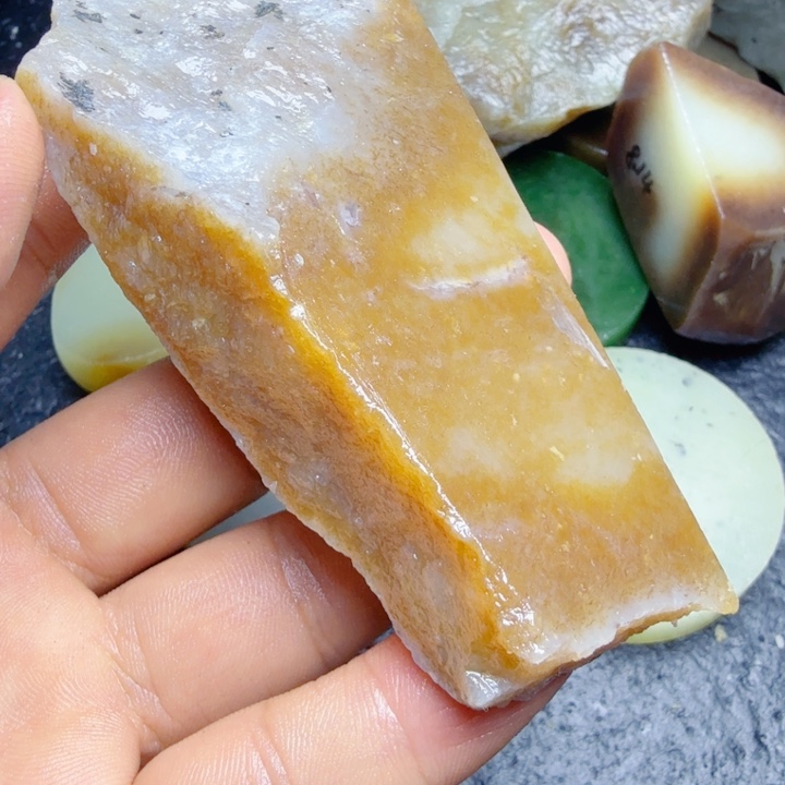 和田玉（糖玉）未镶嵌珠宝奇石