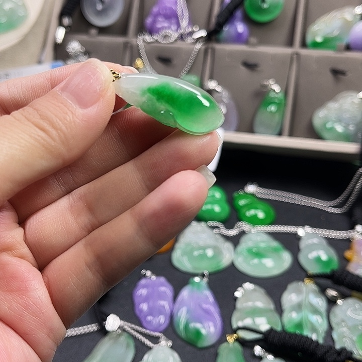 翡翠未镶嵌颈饰福瓜