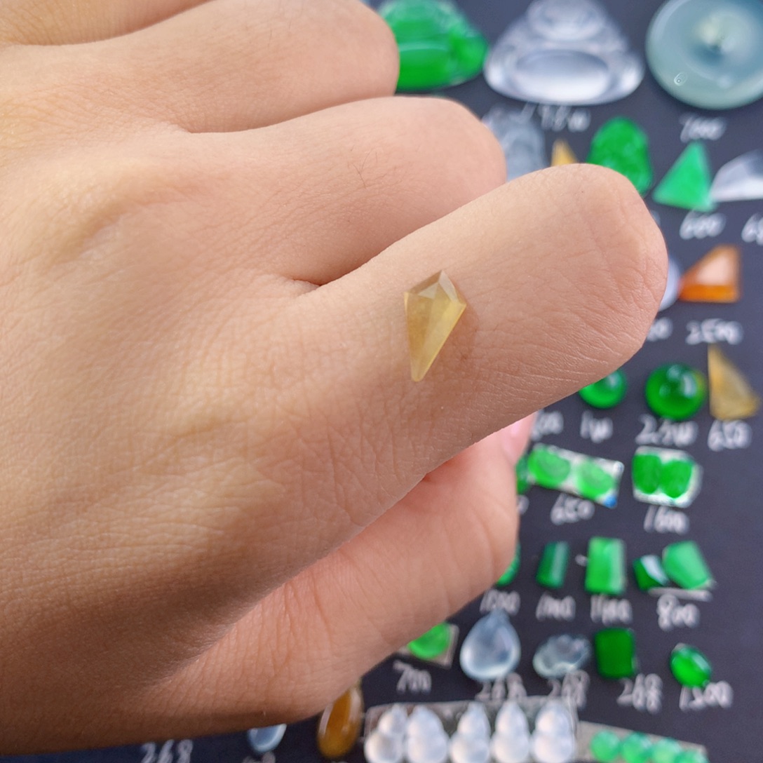 翡翠未镶嵌颈饰切割