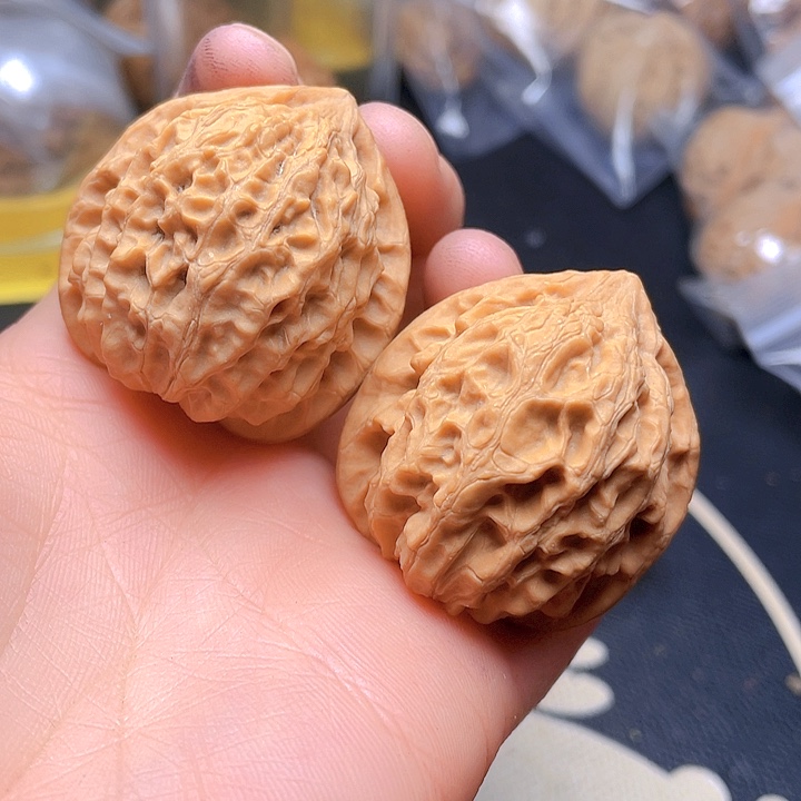 文玩核桃吊坠金牛一对