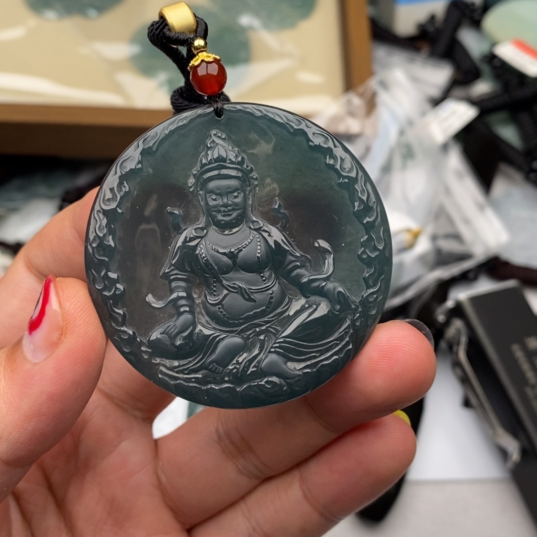 翡翠未镶嵌颈饰虪**齺