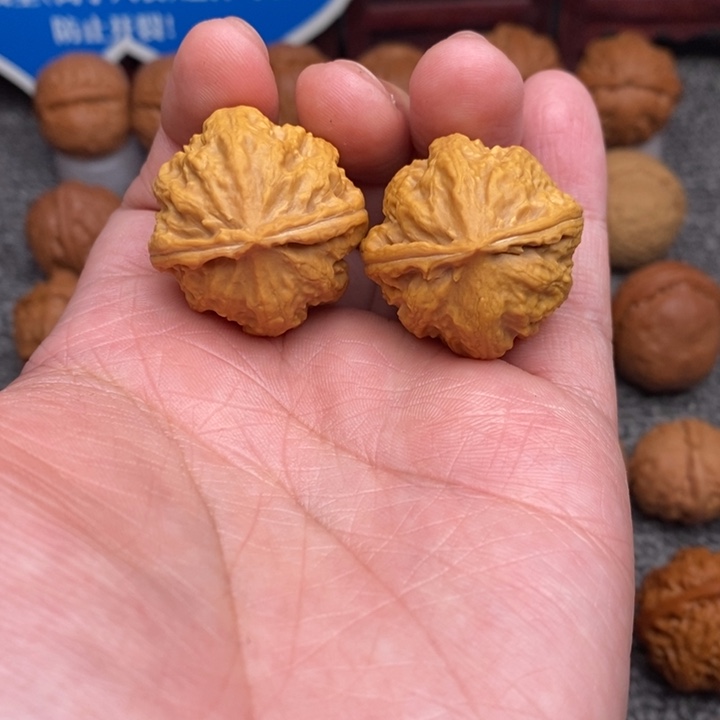 文玩核桃把件玉龙粗筋