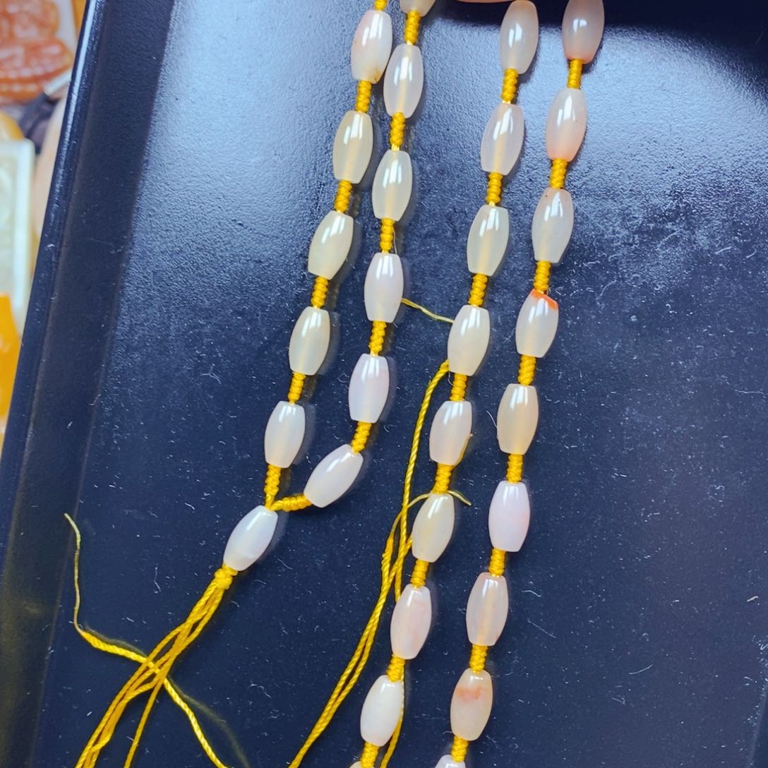 石英质玉（黄龙玉）未镶嵌颈饰