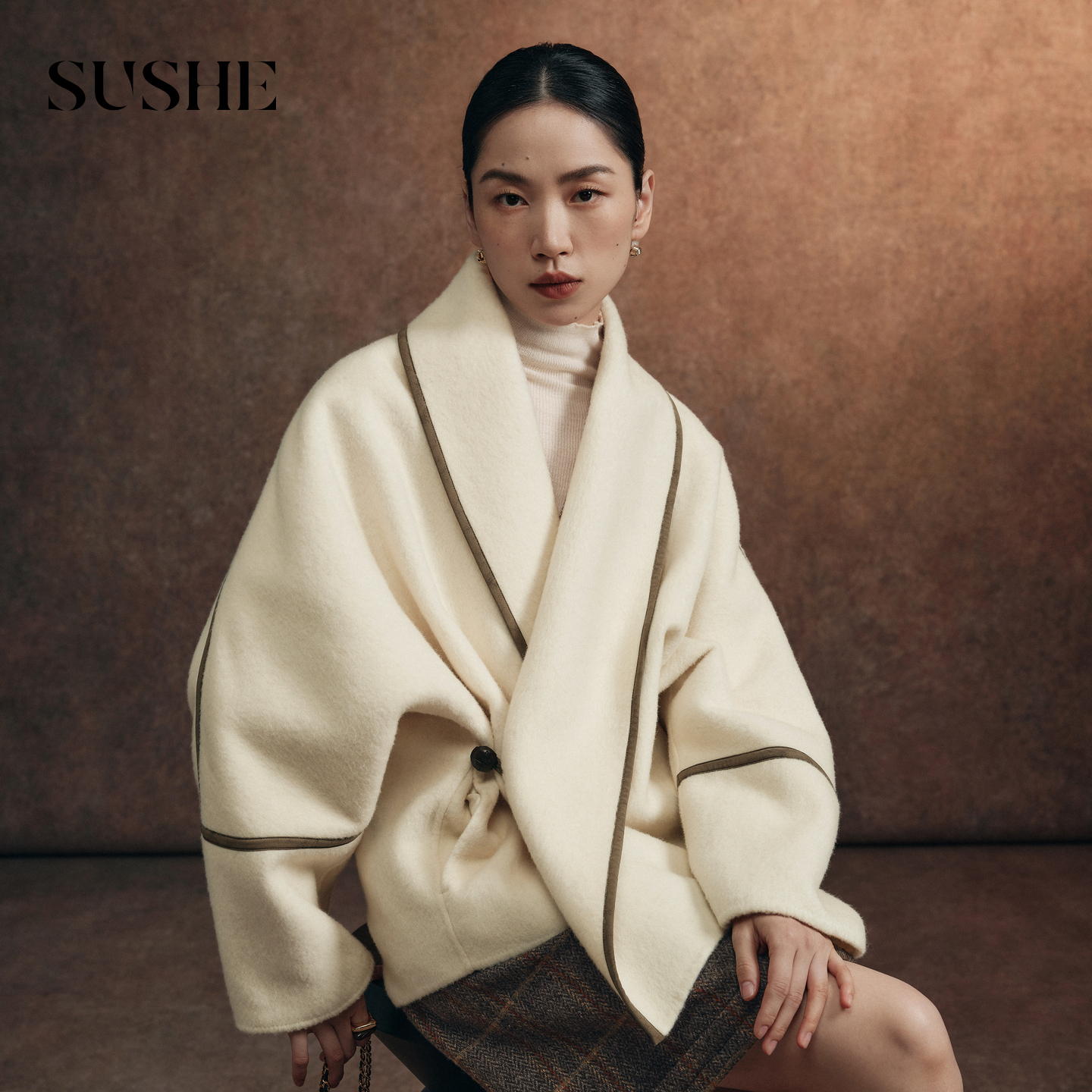 束皙SUSHE 云朔 静奢老钱 羊毛呢撞色斜裁翻领Oversize毛呢外套冬