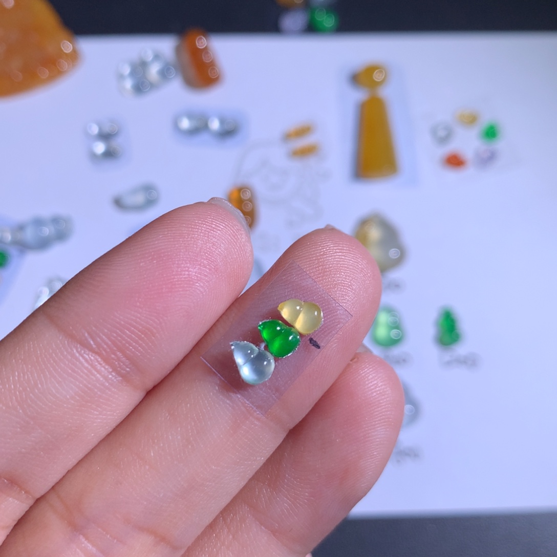 翡翠未镶嵌颈饰葫芦