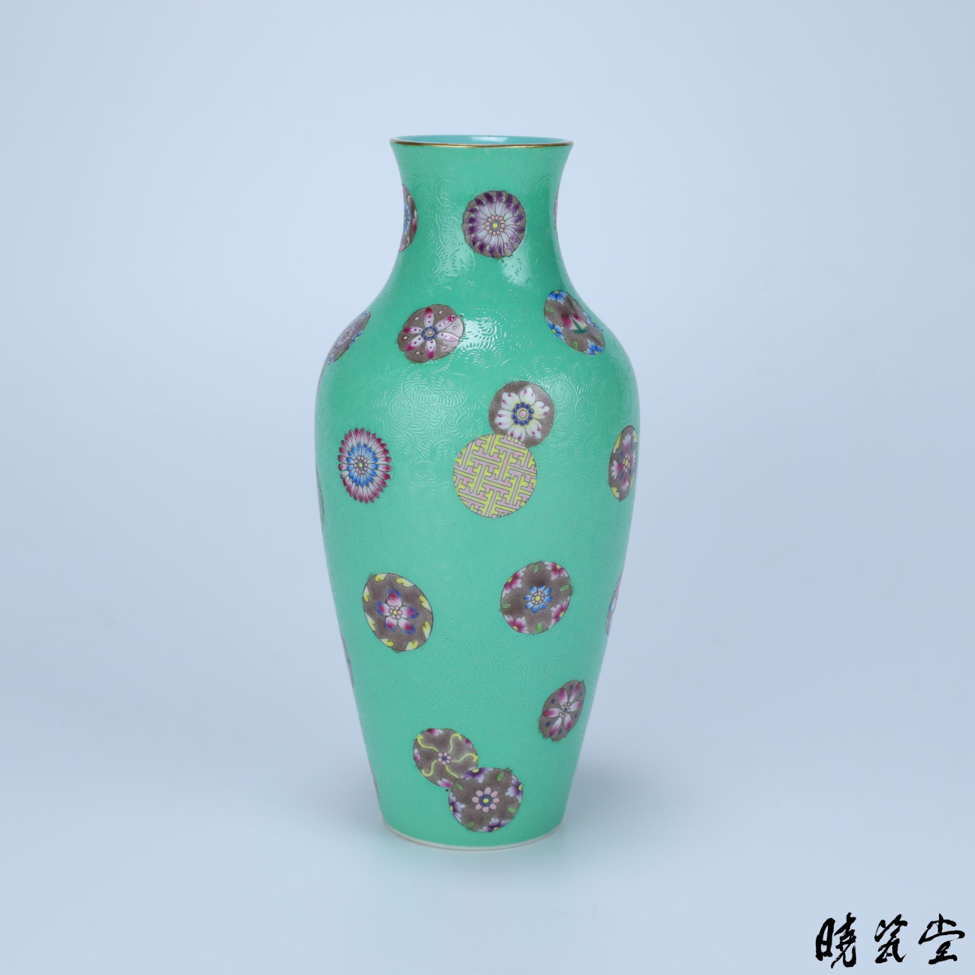 【晓瓷堂】 绿地轧道粉彩皮球花纹瓶 QT250572