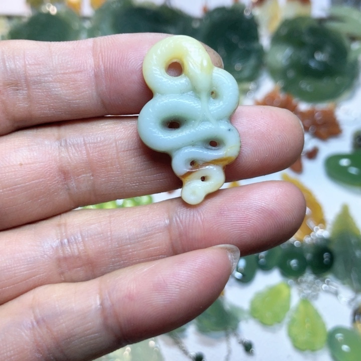 【闪购商品】蛇纹石玉挂件未镶嵌