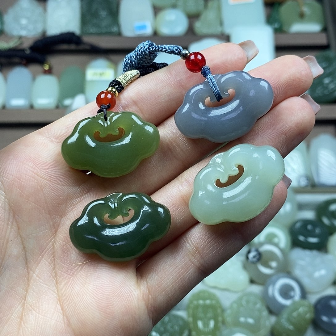 和田玉未镶嵌颈饰祥云锁