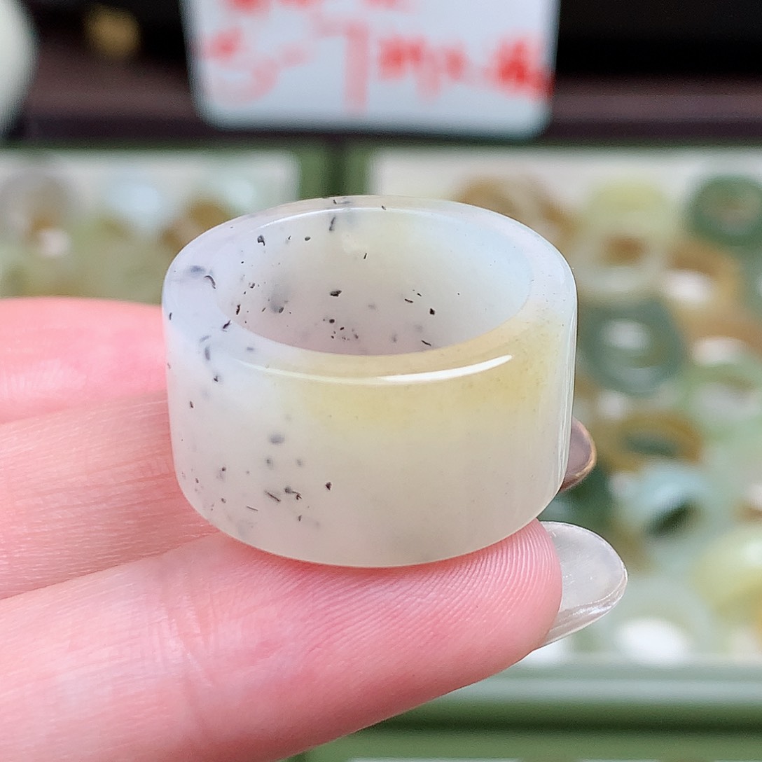 未镶嵌戒指和田玉