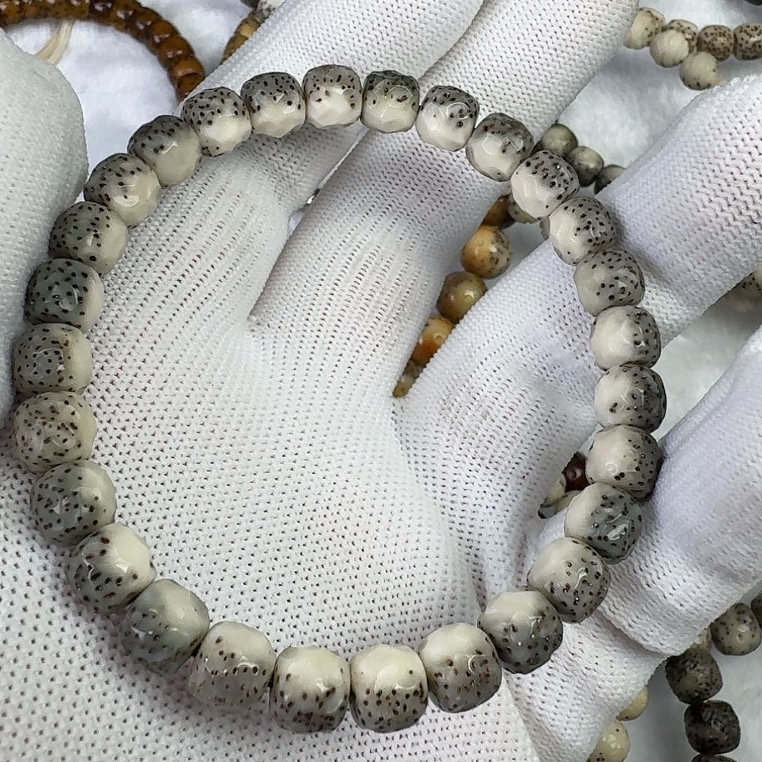 ****呸星月菩提吊坠双分界线绿背无相玉化河豚