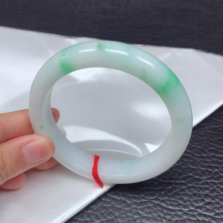 翡翠手镯未镶嵌。