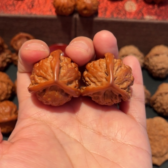 文玩核桃吊坠三棱