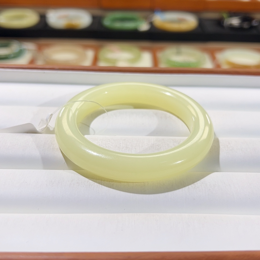 和田玉手镯未镶嵌黄口