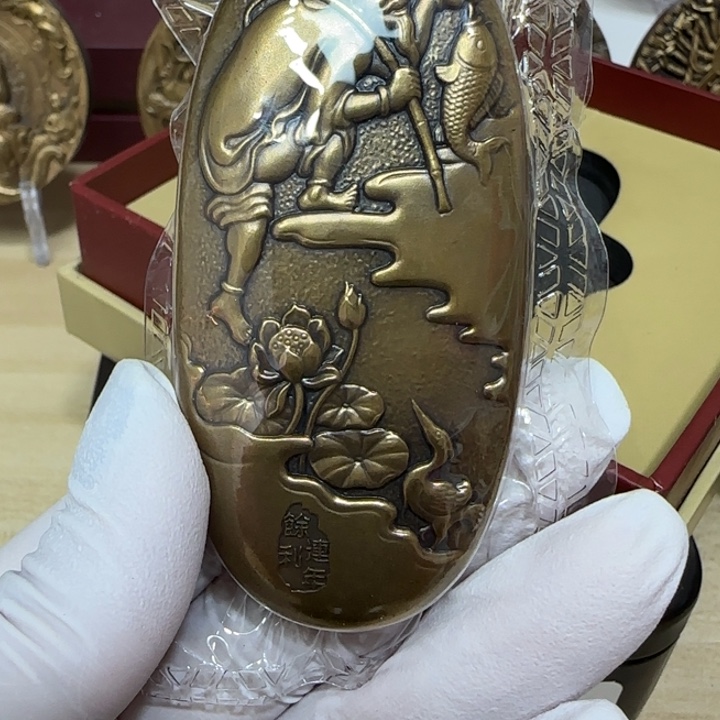 小***吉其他普通金属连年有余铜章一枚